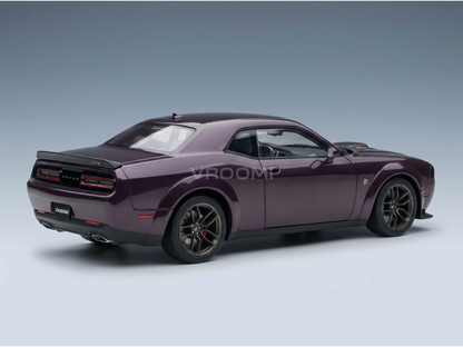 Paars schaalmodel van de Dodge Challenger van Vroomi, met een strak ontwerp en gedetailleerde wielen