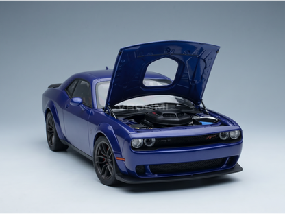 Modèle réduit de voiture bleu avec capot ouvert et moteur détaillé, de la marque Vroomi