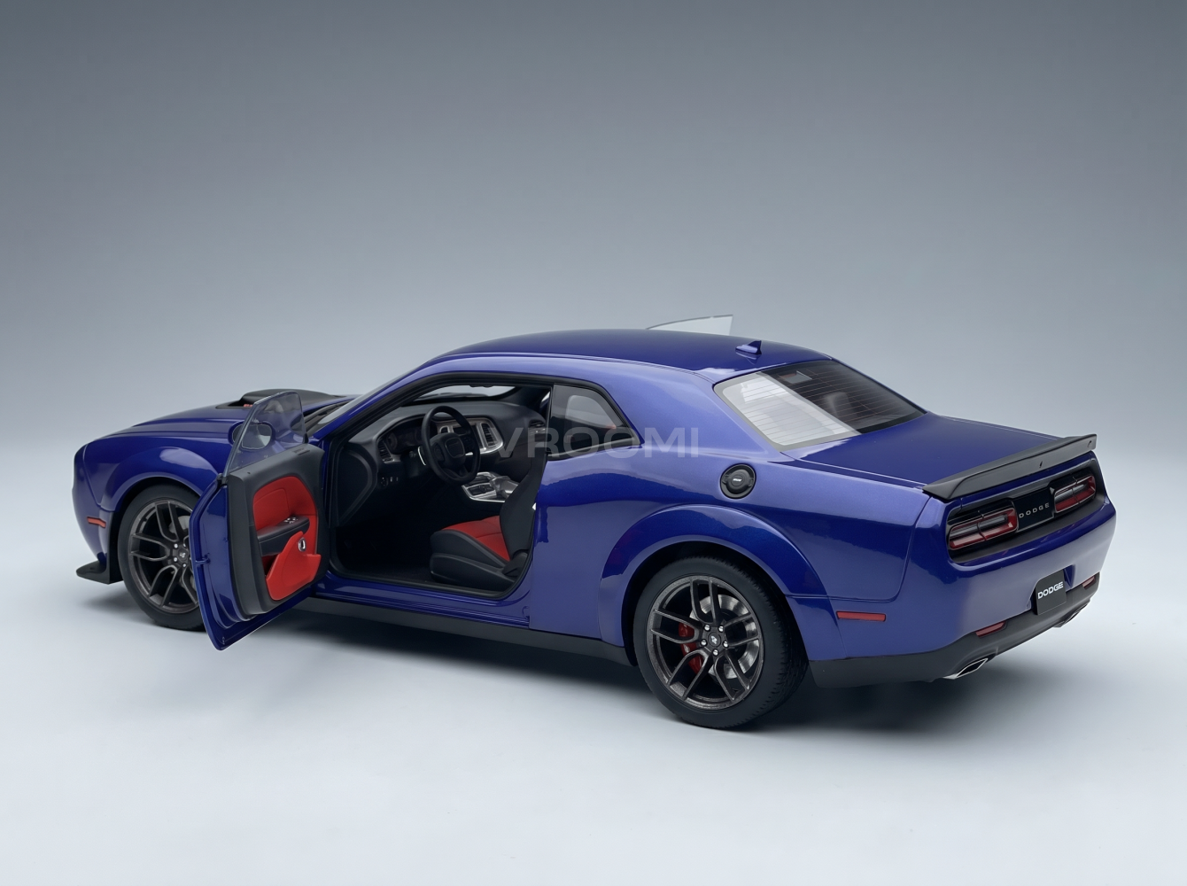DODGE - CHALLENGER R/T SCAT PACK WIDEBODY 2022 - AZUL INDIGO Maqueta de coche en Vroomi