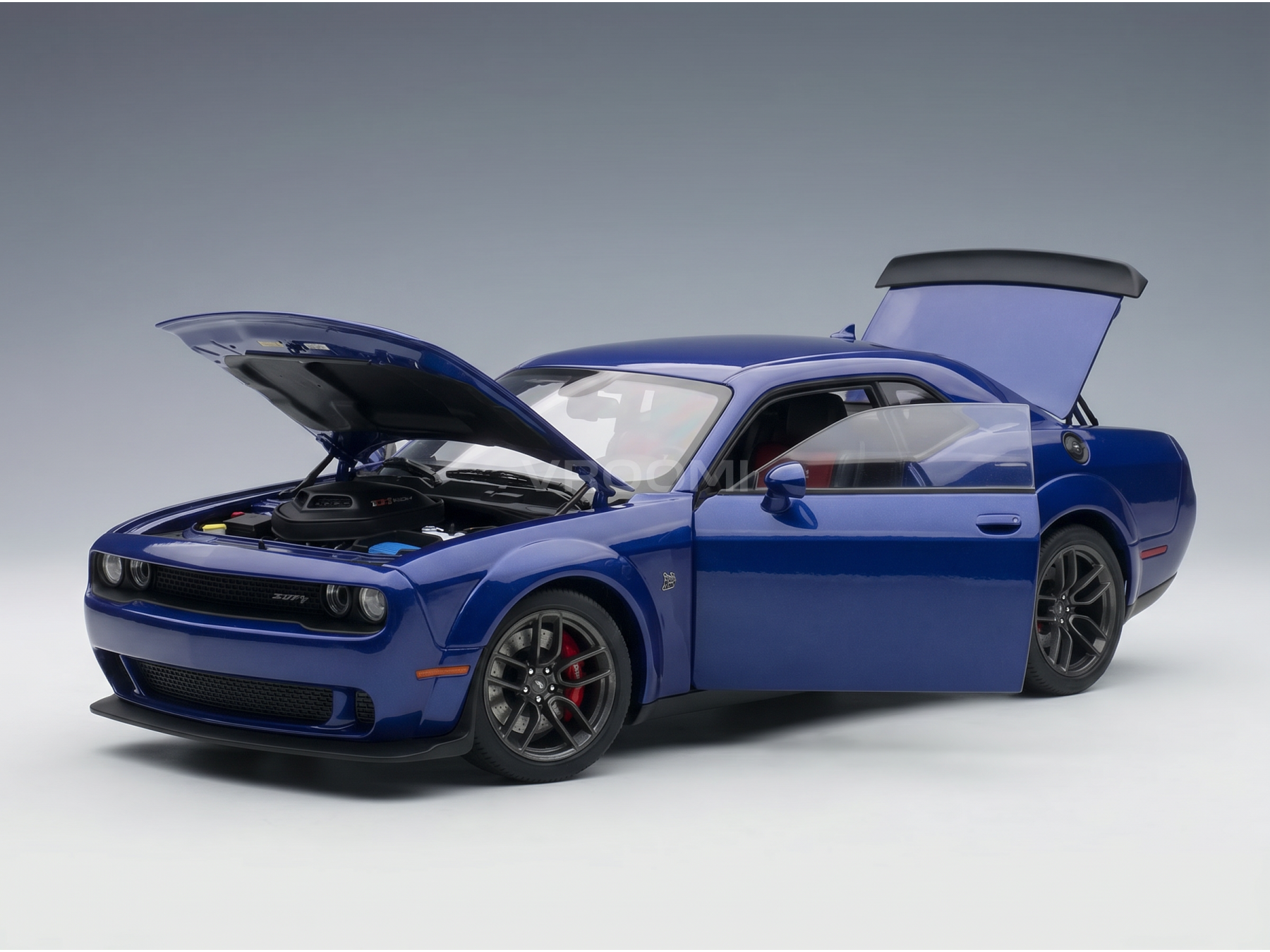 Maquette de voiture bleue avec capot et portes ouverts, présentée par Vroomi pour les collectionneurs