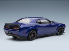 Blaues Dodge Challenger-Modellauto von Vroomi mit schwarzen Felgen und Heckspoiler vor einem Hintergrund mit Farbverlauf