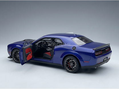 Maquette de Dodge Challenger bleue avec porte ouverte et intérieur rouge, chez Vroomi
