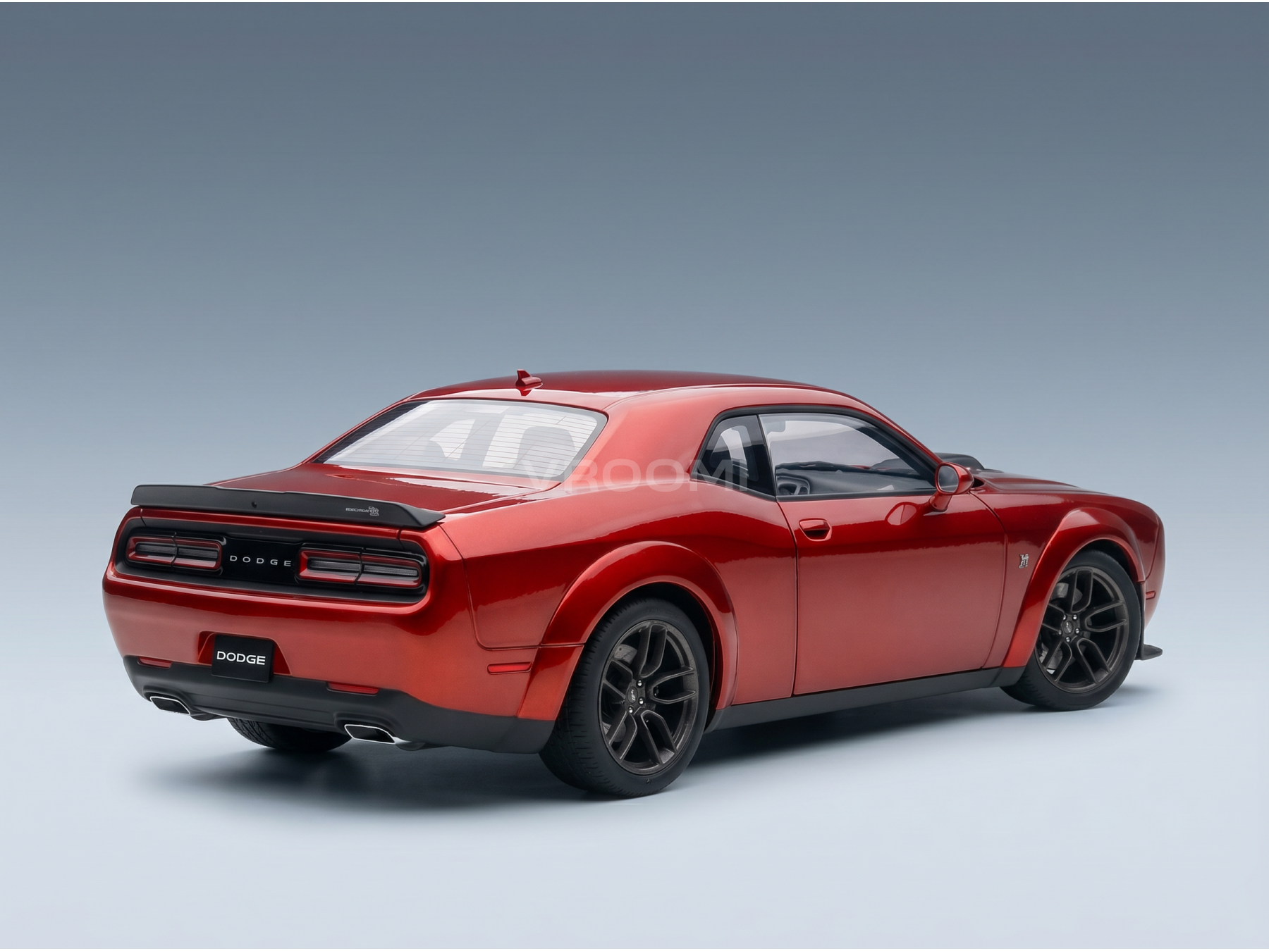 Maqueta a escala del Dodge Challenger rojo de Vroomi, que destaca por su elegante diseño y sus llantas negras.