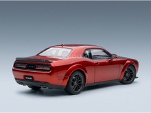 Rotes Dodge Challenger-Modellauto von Vroomi mit schnittigem Design und schwarzen Felgen.