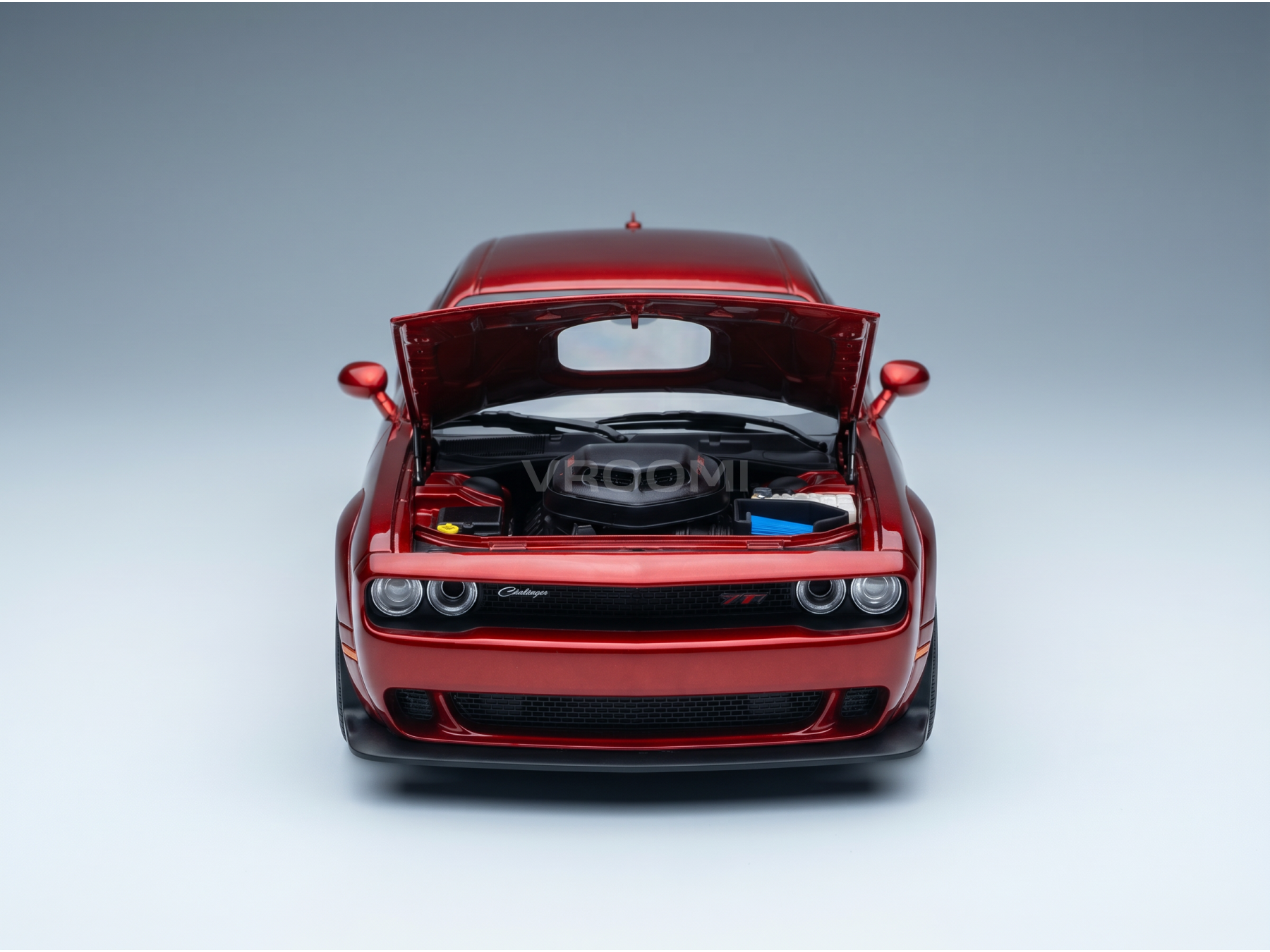 Maqueta a escala de un Dodge Challenger rojo con el capó abierto y motor detallado, de Vroomi
