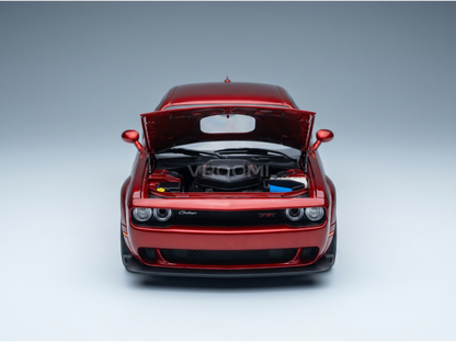 Maqueta a escala de un Dodge Challenger rojo con el capó abierto y motor detallado, de Vroomi