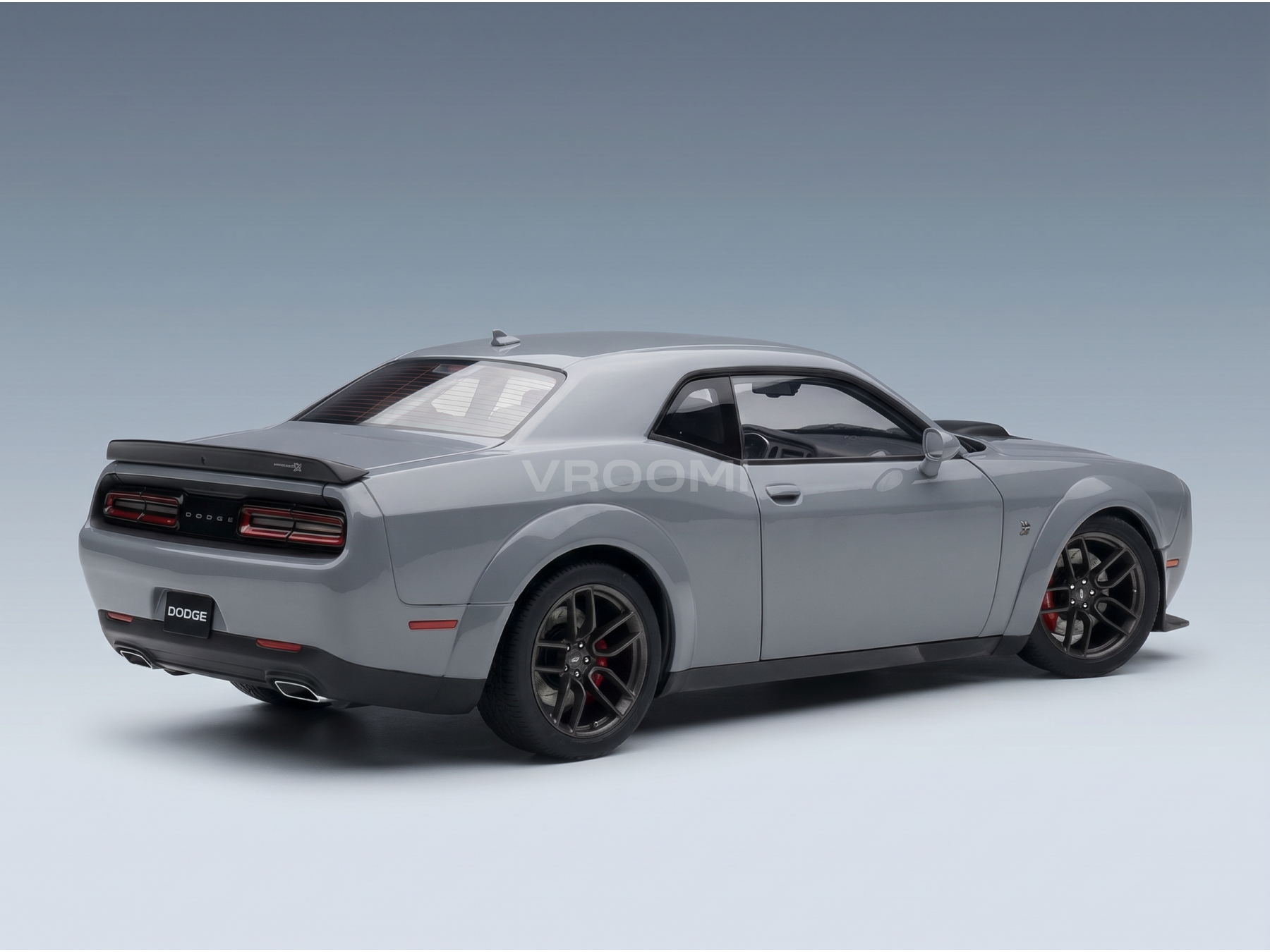 Grijs schaalmodel van de Dodge Challenger van Vroomi, met een gedetailleerd ontwerp van de achterkant en de zijkanten