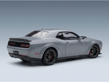 Graues Dodge Challenger-Modellauto von Vroomi mit detailgetreuem Heck- und Seitendesign