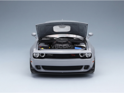 Zilverkleurig schaalmodel van de Dodge Challenger SRT met open motorkap en gedetailleerde motor, van Vroomi