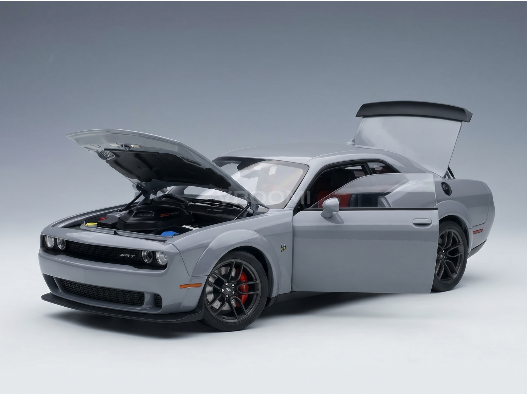 Grijs Dodge Challenger SRT-schaalmodel met open motorkap en deuren, gepresenteerd door Vroomi voor verzamelaars.