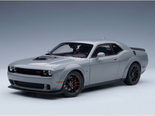 Graues Dodge Challenger SRT Hellcat-Modellauto mit schwarzen Felgen, präsentiert von Vroomi für Sammler.