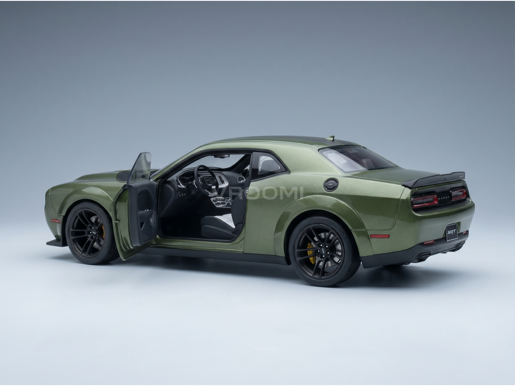Coche en miniatura verde con la puerta abierta, interior detallado, colección Vroomi