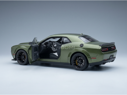 Coche en miniatura verde con la puerta abierta, interior detallado, colección Vroomi
