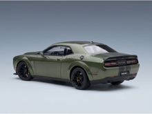 Maqueta de un Dodge Challenger en color verde oliva con llantas negras, presentada por Vroomi para coleccionistas.