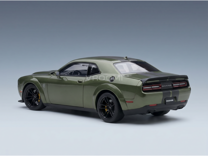 Maqueta de un Dodge Challenger en color verde oliva con llantas negras, presentada por Vroomi para coleccionistas.