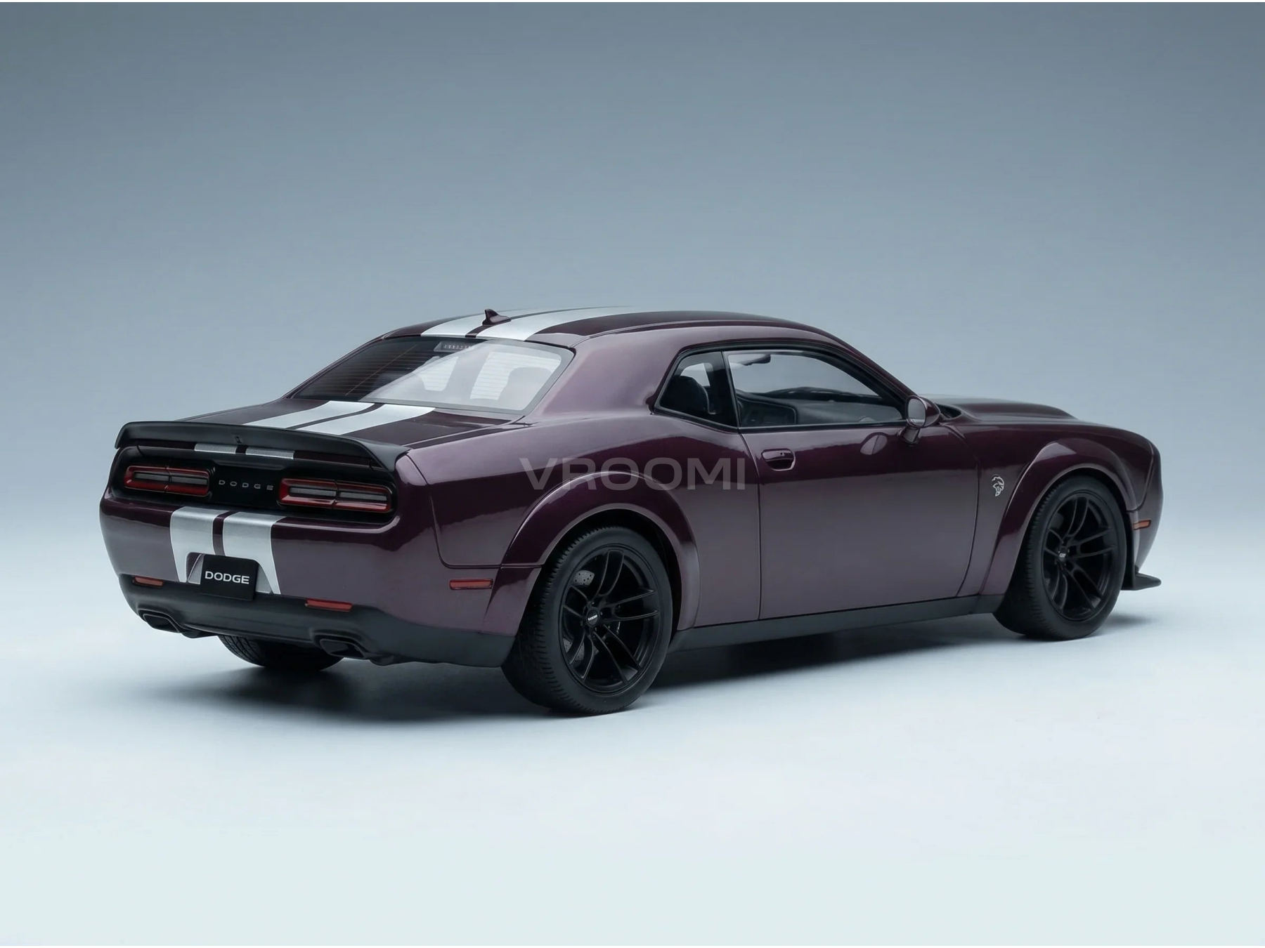 Maqueta a escala de un Dodge Challenger morado con rayas blancas, presentada por Vroomi para coleccionistas.