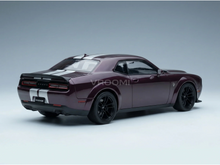 Maqueta a escala de un Dodge Challenger morado con rayas blancas, presentada por Vroomi para coleccionistas.