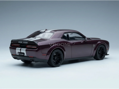 Maqueta a escala de un Dodge Challenger morado con rayas blancas, presentada por Vroomi para coleccionistas.