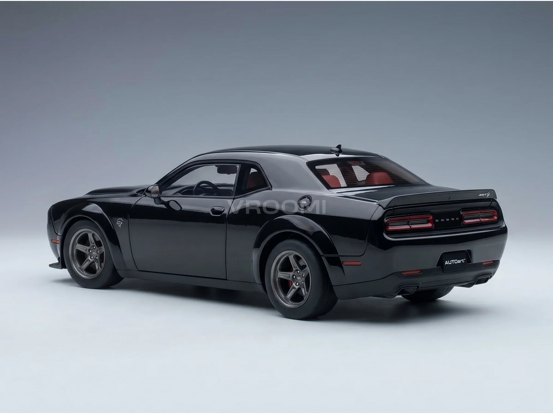 Maqueta a escala del Dodge Challenger SRT negro de Vroomi, con interior rojo y el logotipo de Autoart muy detallado