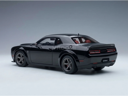 Maqueta a escala del Dodge Challenger SRT negro de Vroomi, con interior rojo y el logotipo de Autoart muy detallado