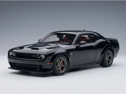Maqueta a escala de un Dodge Challenger SRT negro con interior rojo, presentada por Vroomi para coleccionistas.