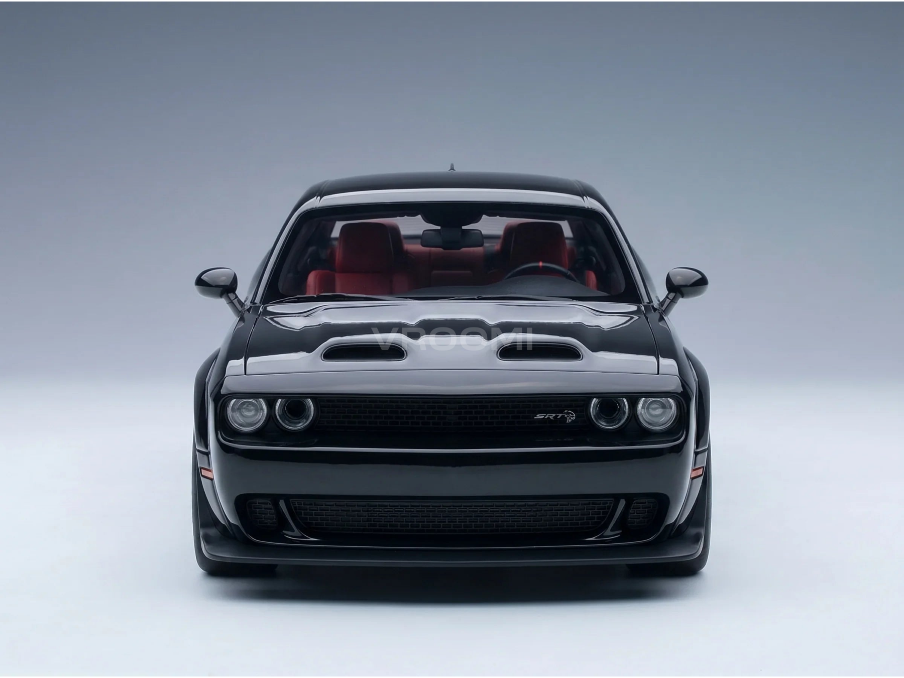 Maqueta a escala de un Dodge Challenger SRT negro con interior rojo, presentada por Vroomi para coleccionistas.
