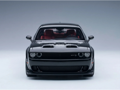 Maqueta a escala de un Dodge Challenger SRT negro con interior rojo, presentada por Vroomi para coleccionistas.