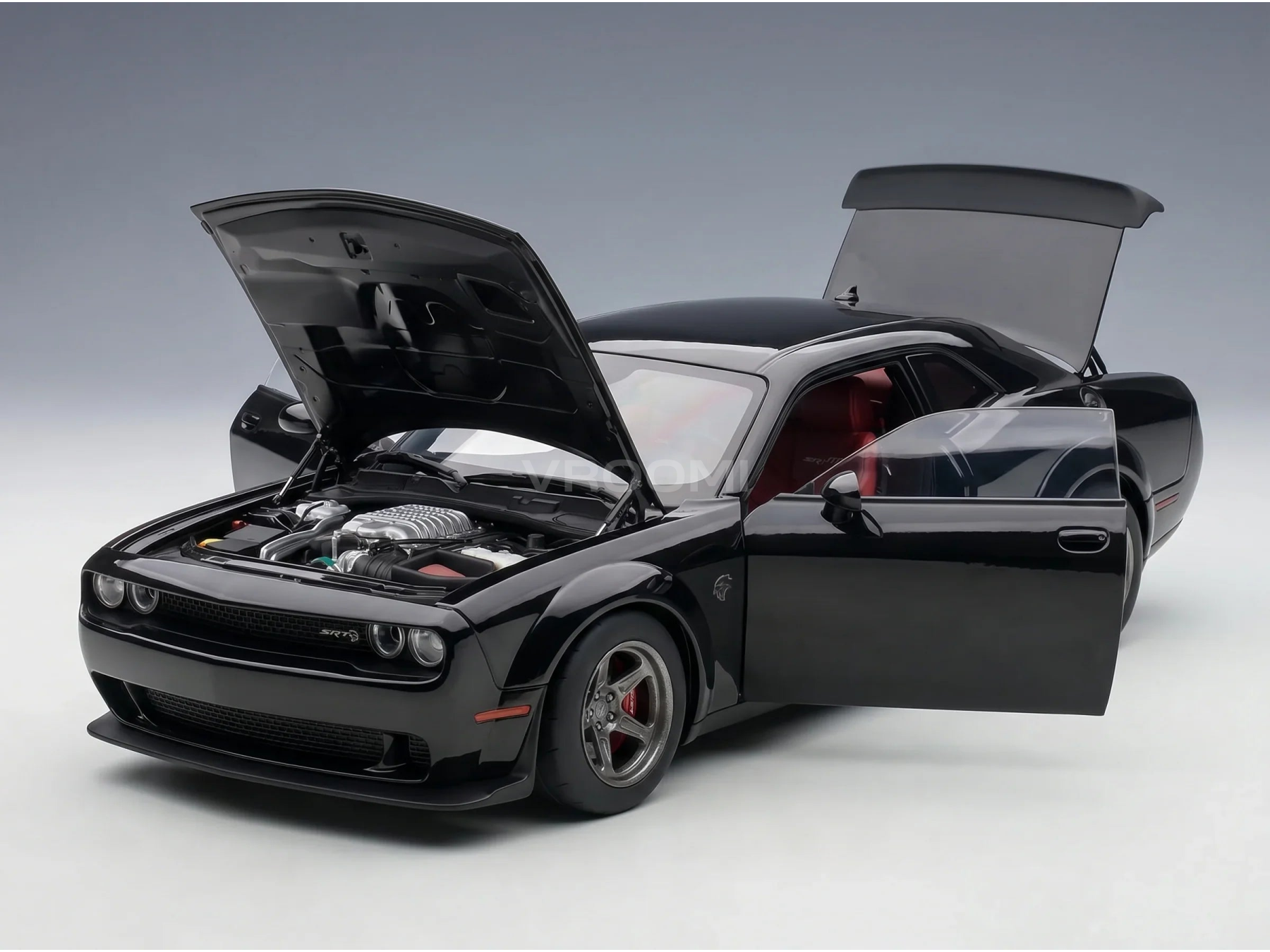 Maqueta a escala de un Dodge Challenger SRT8 negro con el capó, las puertas y el maletero abiertos, presentada por Vroomi