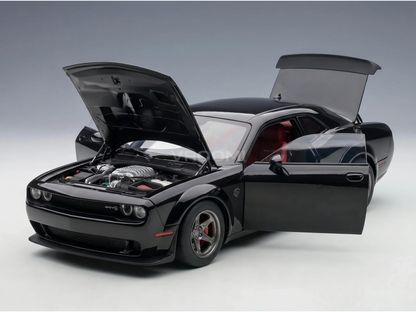 Maqueta a escala de un Dodge Challenger SRT8 negro con el capó, las puertas y el maletero abiertos, presentada por Vroomi