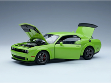 Maqueta de coche de Vroomi: un Dodge Challenger de color verde intenso con el capó y el maletero abiertos, y con el motor y las ruedas muy detallados
