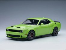Maqueta de coche de Vroomi: Dodge Challenger SRT en verde intenso con llantas negras, réplica detallada de fundición a presión para coleccionistas
