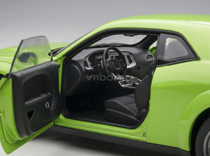 DODGE - CHALLENGER SRT SUPER STOCK COUPÉ 2023 - VERDE. Maqueta de coche en Vroomi
