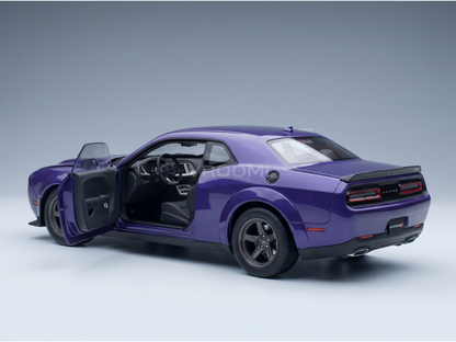 Maqueta a escala de un Dodge Challenger morado con las puertas abiertas, presentada por Vroomi para coleccionistas.
