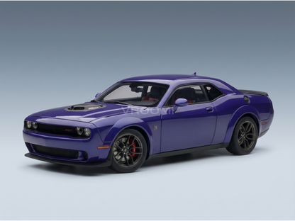 Coche a escala de color morado de Vroomi, que destaca por su elegante diseño y sus detalles minuciosos, ideal para coleccionistas.