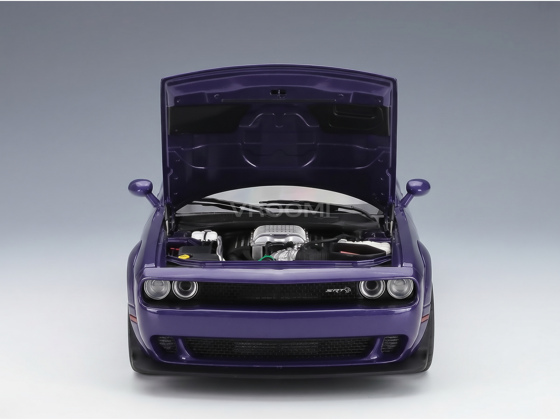 Coche a escala de color morado con el capó abierto, motor detallado y emblema SRT, de Vroomi