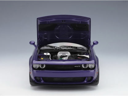 Coche a escala de color morado con el capó abierto, motor detallado y emblema SRT, de Vroomi