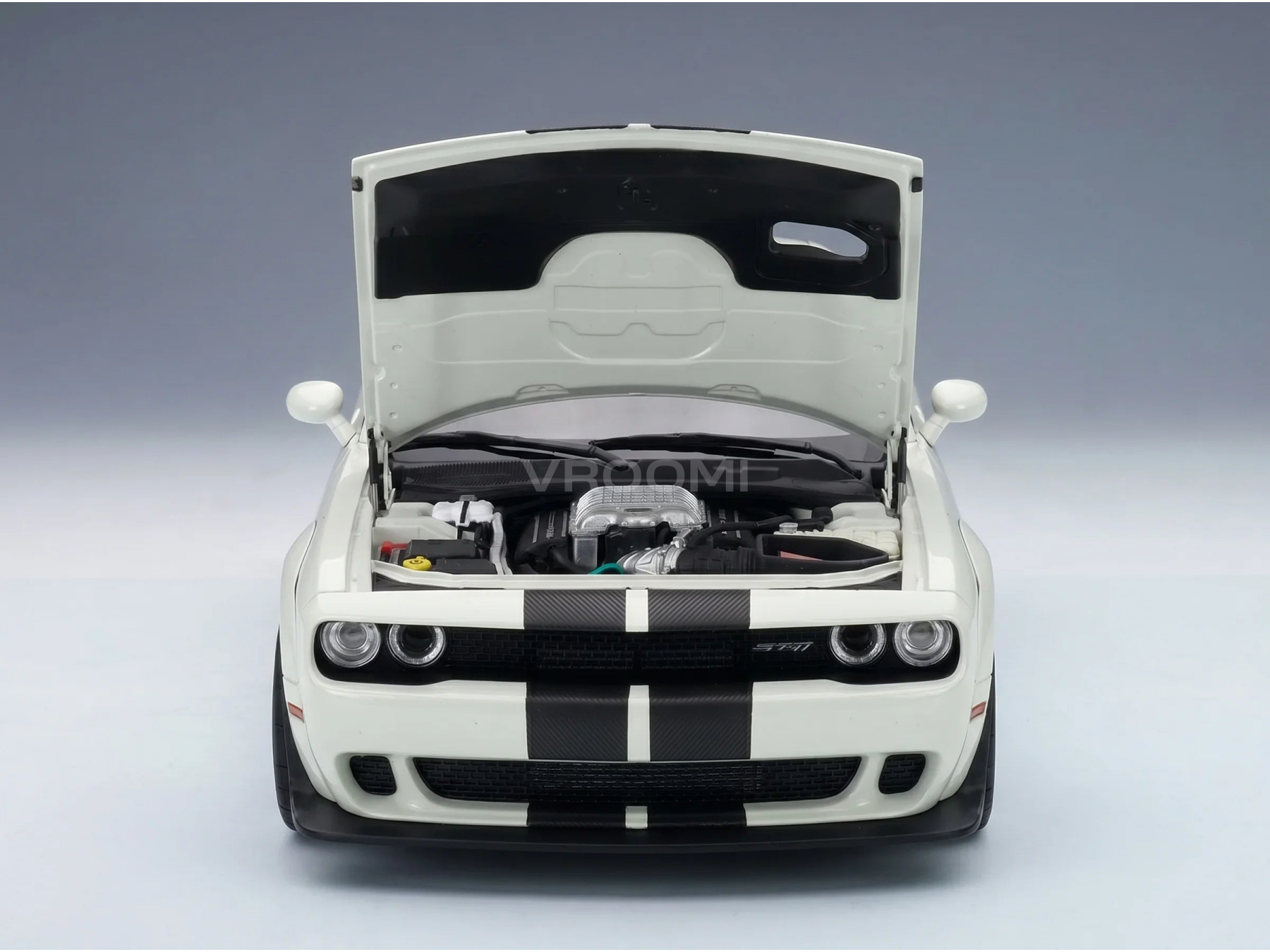 Coche en miniatura blanco con rayas negras y capó abierto, motor detallado, Vroomi