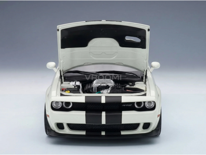 Coche en miniatura blanco con rayas negras y capó abierto, motor detallado, Vroomi