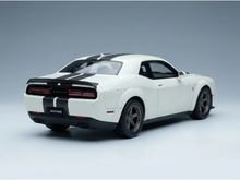 Maqueta a escala de un Dodge Challenger blanco con franjas de competición negras, presentada por Vroomi para coleccionistas.