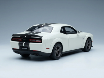 Maqueta a escala de un Dodge Challenger blanco con franjas de competición negras, presentada por Vroomi para coleccionistas.