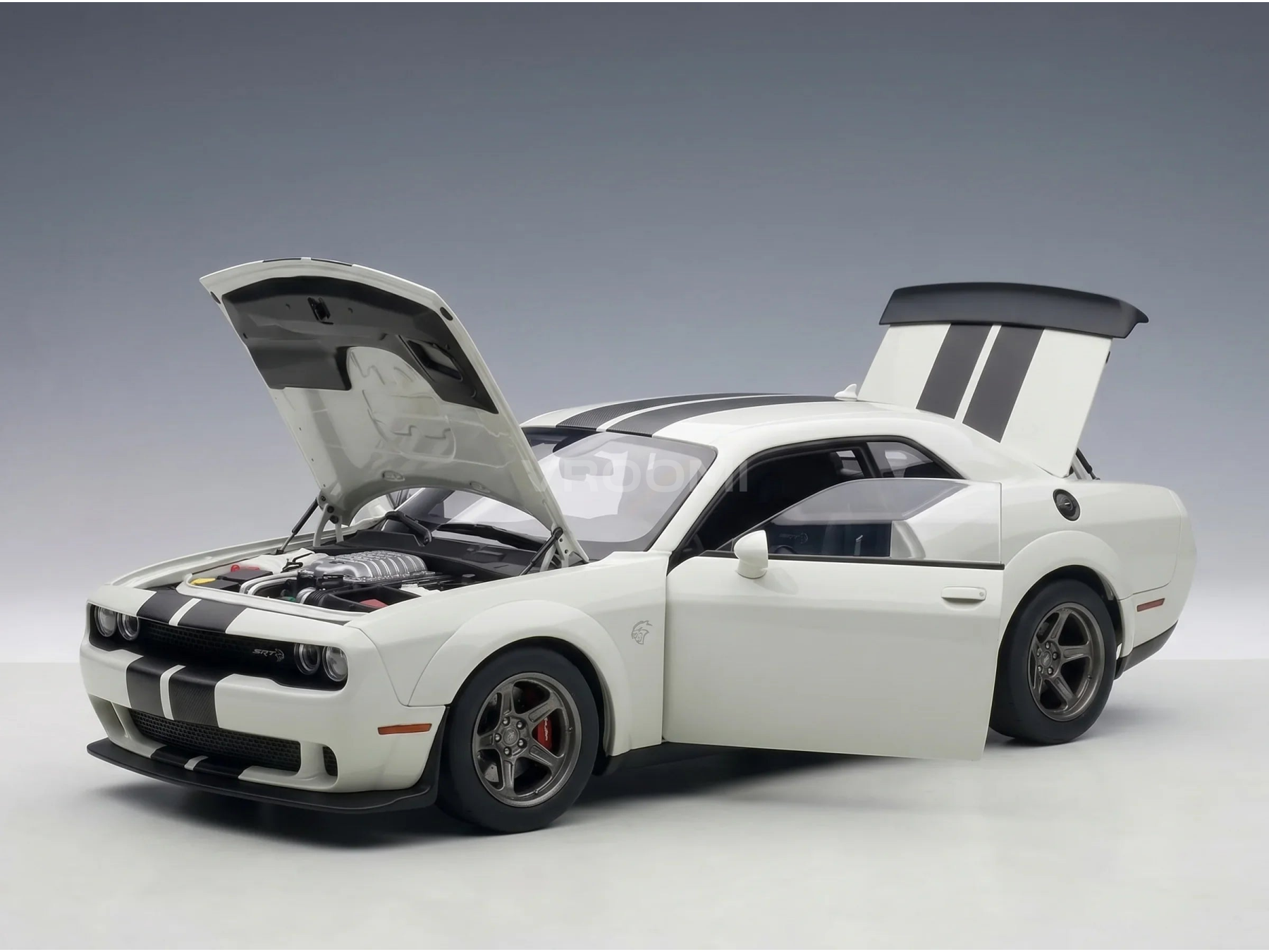 Maqueta a escala de un Dodge Challenger SRT blanco con el capó y el maletero abiertos, con franjas de competición negras, de Vroomi