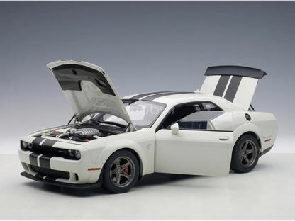 Maqueta a escala de un Dodge Challenger SRT blanco con el capó y el maletero abiertos, con franjas de competición negras, de Vroomi