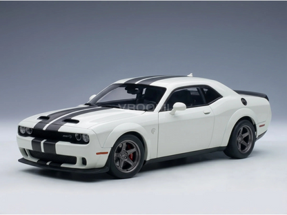 Maqueta a escala de un Dodge Challenger SRT blanco con franjas de competición negras, presentada por Vroomi para coleccionistas.