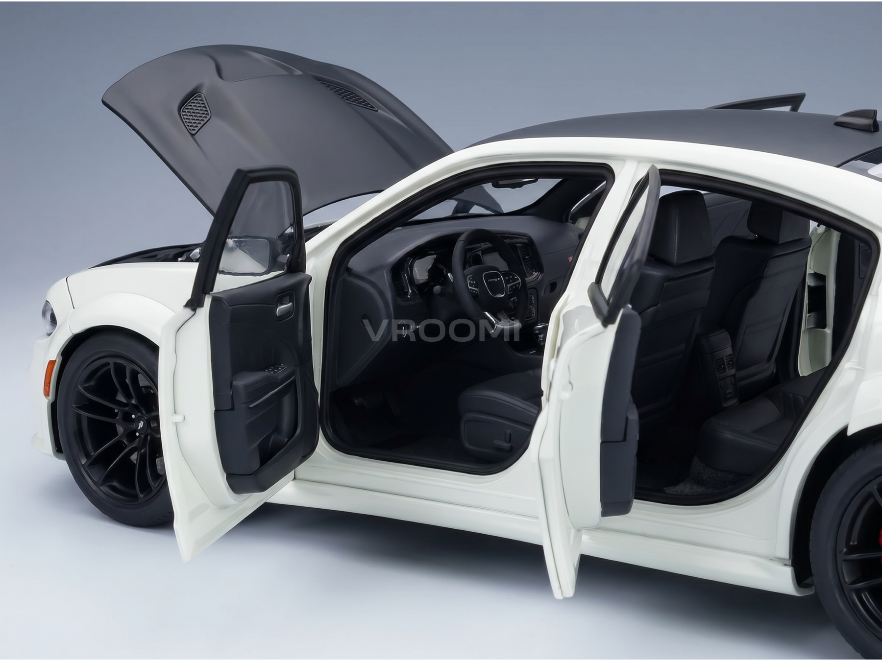 Coche a escala blanco con las puertas y el capó abiertos, y un interior detallado, de Vroomi