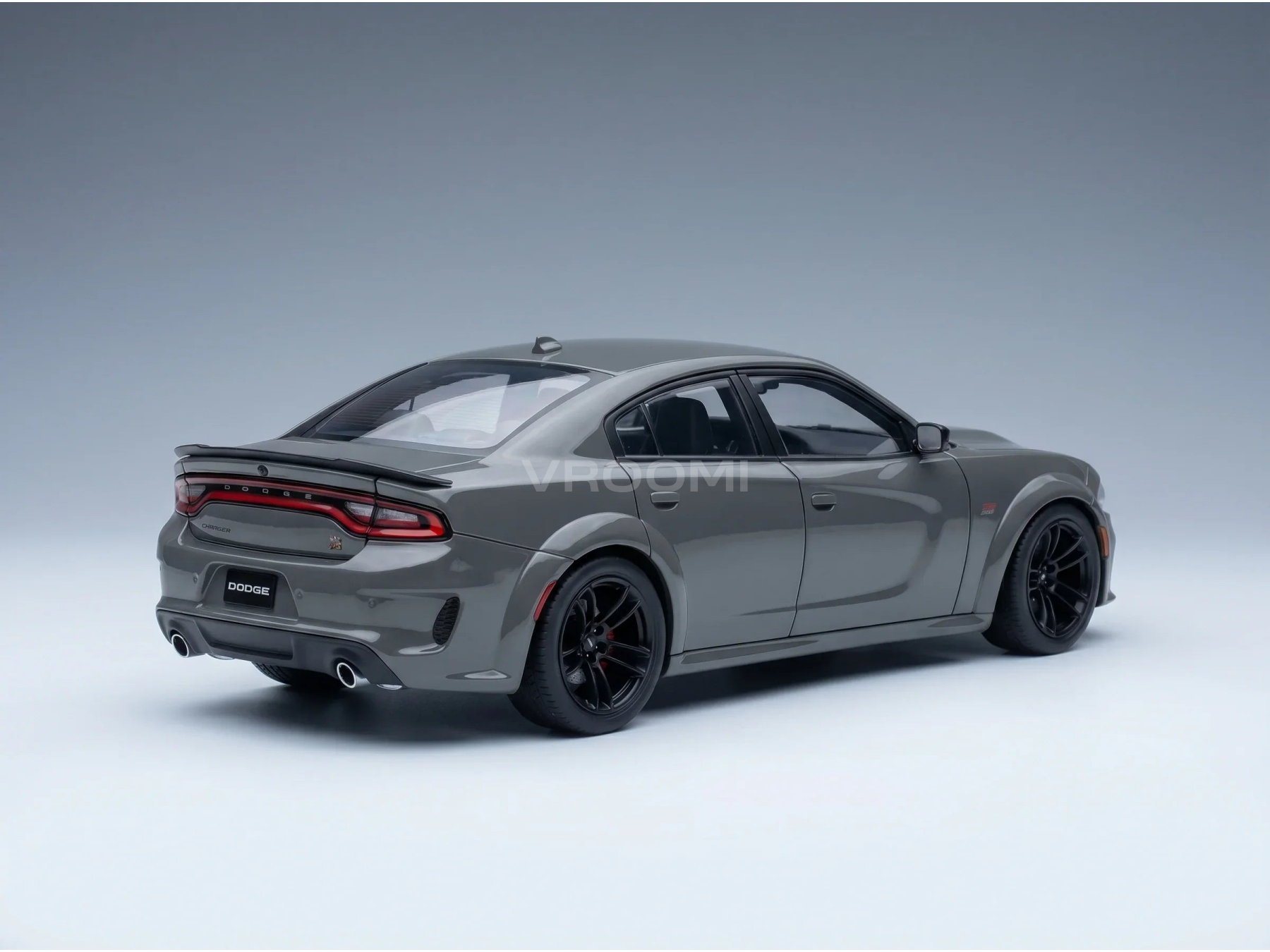 Maqueta a escala de un Dodge Charger gris con llantas negras, presentada por Vroomi para coleccionistas.