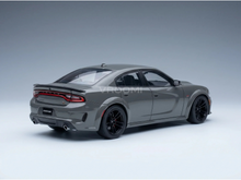 Maqueta a escala de un Dodge Charger gris con llantas negras, presentada por Vroomi para coleccionistas.
