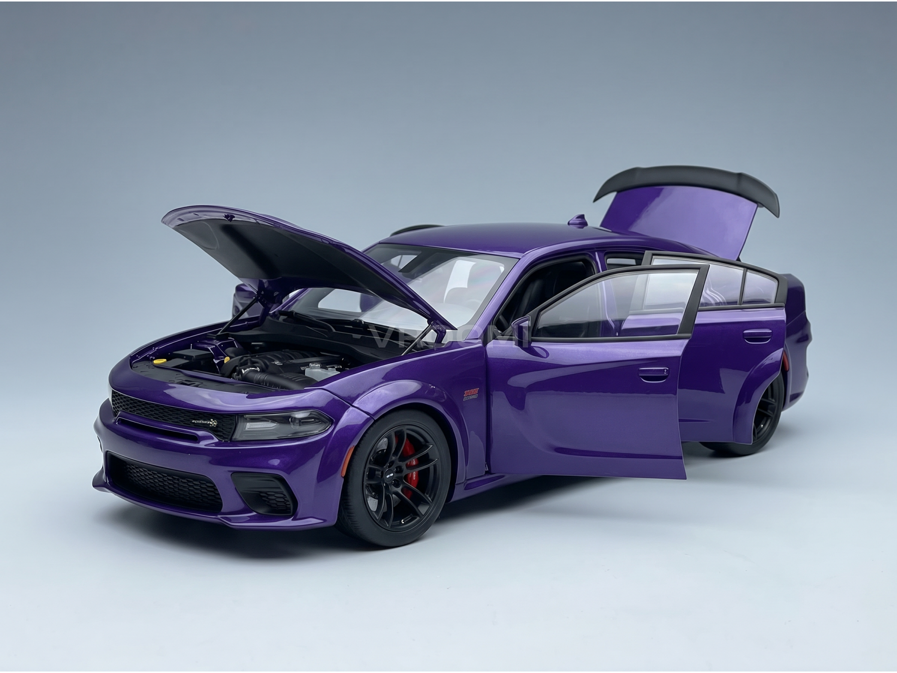 Coche a escala de color morado con el capó, las puertas y el maletero abiertos — Réplica de colección de Vroomi