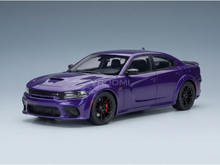 Lila Dodge Charger SRT Hellcat-Modellauto von Vroomi mit schwarzen Felgen und roten Bremssätteln.