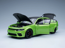 DODGE - CHARGER SCAT PACK WIDEBODY COUPÉ 2023 - SUB LIME. Maqueta de coche en Vroomi