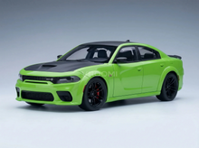 DODGE - CHARGER SCAT PACK WIDEBODY COUPÉ 2023 - SUB LIME. Maqueta de coche en Vroomi